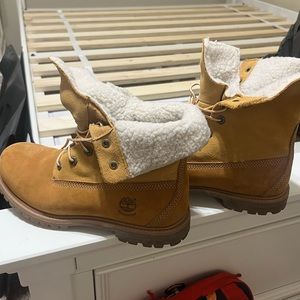 NWOT timberland waterproof Sherpa lined boots tan size 8